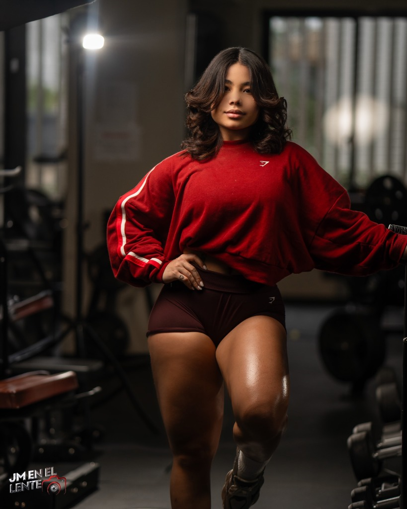 Seline Sosa en ejercicio de aislamiento y fortalecimiento muscular